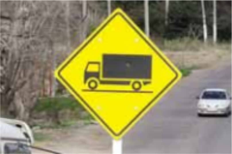 Señal de transito de advertencia que indica circulación de camiones